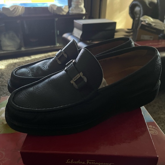 Black leather Ferragamo loafers size 9EE - Picture 2 of 5